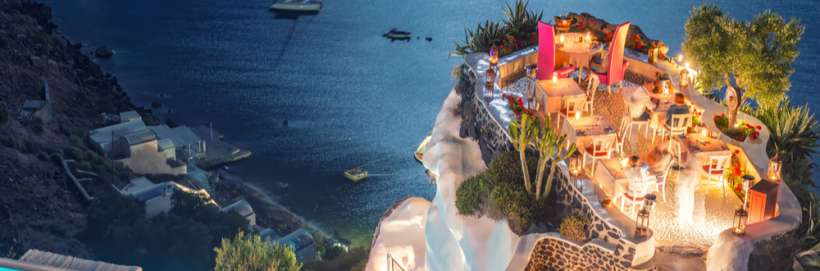 Santorini restaurant overlooking sea